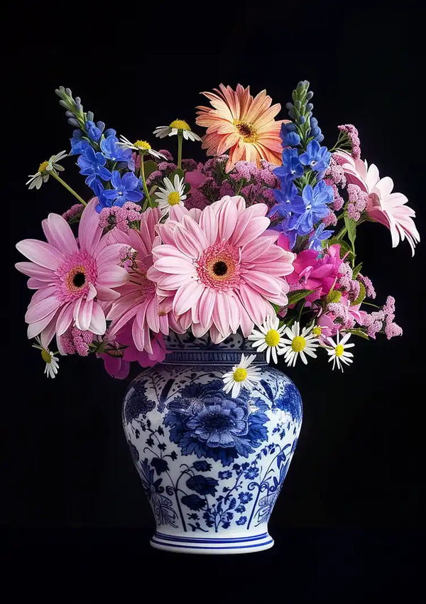 Een blauw-witte keramische vaas bevat een kleurrijk boeket bloemen, waaronder roze gerberamadeliefjes, blauwe delphiniums, witte en gele madeliefjes en roze asters. De vaas en bloemen staan tegen een donkerzwarte achtergrond, als een boeiend Delfts Blauw Bloemenboeket In Vaas Schilderij van CollageDepot dat ook dienst doet als unieke wanddecoratie.