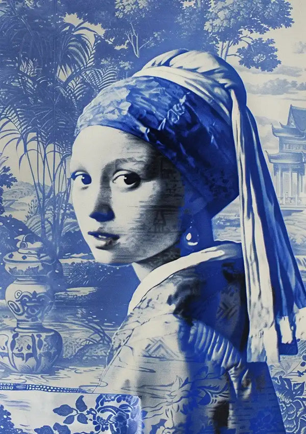 Een gestileerd blauwgekleurd schilderij van een jonge vrouw met een hoofddoek en oorbel. De achtergrond toont een gedetailleerd landschap met bomen, keramische vaten en Aziatisch geïnspireerde architectonische elementen. Product: CollageDepot's aab 335 Delfts blauw.-