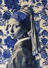 Een klassiek schilderij van een jonge vrouw met een hoofddoek en een pareloorring, geïllustreerd in blauwe en witte tinten. De achtergrond is gevuld met ingewikkelde bloempatronen in soortgelijke blauwe en witte tinten, die lijken op de stijl van aab 336 Delfts blauw van CollageDepot.-