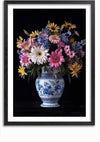 Een ingelijst Delfts Blauw Vaas Met Vrolijke Bloemen Schilderij van CollageDepot toont een blauw-witte porseleinen vaas gevuld met een kleurrijk arrangement van bloemen, waaronder roze madeliefjes, witte lelies en gele en blauwe bloesems, allemaal tegen een zwarte achtergrond. Deze prachtige wanddecoratie is eenvoudig op te hangen door middel van het magnetische ophangsysteem.,Zwart-Met,Lichtbruin-Met,showOne,Met