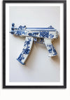 Afbeelding van een CollageDepot aab 332 Delfts blauw keramisch kunstwerk in de vorm van een machinepistool, met een witte basiskleur met ingewikkelde blauwe bloemmotieven. De kunst is ingelijst in een zwarte lijst tegen een witte achtergrond.,Zwart-Met,Lichtbruin-Met,showOne,Met