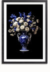 Afbeelding van een ingelijste foto met een blauw-witte keramische vaas met sierlijke handvatten, gevuld met een boeket blauwe en witte bloemen. De achtergrond is zwart, wat de levendige kleuren van de vaas en bloemen benadrukt. Het product heet door CollageDepot "aab 337 Delfts blauw".,Zwart-Met,Lichtbruin-Met,showOne,Met