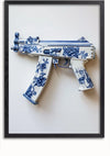 Een ingelijste afbeelding van een pistool, zo ontworpen dat het lijkt alsof het is gemaakt van wit en blauw porselein met bloemmotieven, aab 332 Delfts blauw van CollageDepot.,Zwart-Zonder,Lichtbruin-Zonder,showOne,Zonder