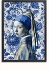 Een ingelijst portret van een jonge vrouw met een blauwe hoofddoek en een bungelende oorbel, die doet denken aan Vermeers 'Meisje met de parel'. De achtergrond heeft een patroon van grote blauwe bloemmotieven. Product: *CollageDepot's* **aab 334 Delfts blauw**.,Zwart-Zonder,Lichtbruin-Zonder,showOne,Zonder