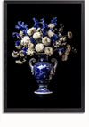 Op een ingelijst schilderij is een CollageDepot aab 337 Delfts blauw te zien met bloemdecoraties. In de vaas staat een boeket blauwe en witte bloemen, gerangschikt tegen een zwarte achtergrond. Het frame is eenvoudig en zwart.,Zwart-Zonder,Lichtbruin-Zonder,showOne,Zonder