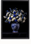Een CollageDepot aab 338 Delfts blauw bloemstuk met witte rozen en blauwe bloemen wordt tentoongesteld in een ingewikkeld ontworpen blauw-witte vaas. Het arrangement speelt zich af tegen een donkere achtergrond, wat de levendige kleuren van de bloemen en de gedetailleerde vaas benadrukt.,Zwart-Zonder,Lichtbruin-Zonder,showOne,Zonder