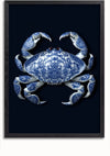 Een afbeelding van een krab met zijn schelp en poten versierd met blauwe en witte bloemenporseleinpatronen (aab 339 Delfts blauw van CollageDepot), tegen een donkere achtergrond en omlijst met een eenvoudige zwarte rand.,Zwart-Zonder,Lichtbruin-Zonder,showOne,Zonder