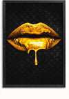 Een ingelijst Love my Lips-schilderij van CollageDepot toont gouden lippen waar gouden vloeistof uit druppelt tegen een zwarte achtergrond versierd met subtiele patronen. De algehele esthetiek is luxueus en modern, perfect voor mensen die op zoek zijn naar een elegant tintje aan hun ruimte. Bovendien maakt een magnetisch ophangsysteem de installatie moeiteloos.,Zwart-Zonder,Lichtbruin-Zonder,showOne,Zonder
