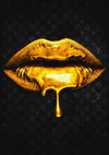 Een digitale illustratie toont gouden lippen die druipen van een stroperige gouden substantie tegen een zwarte achtergrond met een subtiel Louis Vuitton-patroon. De textuur van de lippen en de druipende substantie geven een metaalachtig en glanzend effect, waardoor het een prachtig stukje wanddecoratie is, "Love my Lips Schilderij" van CollageDepot.