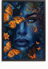 Een ingelijst Butterfly Diva-schilderij van CollageDepot met een vrouwengezicht in blauwtinten, omringd door ingewikkelde patronen en levendige oranje vlinders. In de linkerbovenhoek staat een grote vlinder die haar gezicht gedeeltelijk bedekt. De achtergrond combineert donkere en heldere kleuren in een bloementhema, perfect als wanddecoratie.,Zwart-Zonder,Lichtbruin-Zonder,showOne,Zonder