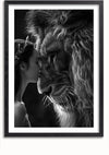 Een zwart-wit ingelijste foto toont een vrouw in een beige coltrui die zachtjes haar voorhoofd tegen het voorhoofd van een leeuw aanraakt. Het beeld legt een intiem en sereen moment vast tussen de vrouw en de leeuw, dat qua compositie doet denken aan een schilderij. Dit prachtige stuk maakt deel uit van de aaa 100 Exclusive-collectie van CollageDepot.,Zwart-Met,Lichtbruin-Met,showOne,Met