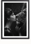 Een zwart-wit ingelijste foto toont een vrouw in een uitgebreide hoofdtooi en kanten kledij die zachtjes het gezicht van een leeuw met beide handen aanraakt, haar lippen dicht bij de neus, wat een gevoel van intimiteit en verbondenheid overbrengt. Het tijdloze beeld combineert elegantie met de rauwe schoonheid van de natuur: de aaa 127 Exclusive van CollageDepot.,Zwart-Met,Lichtbruin-Met,showOne,Met