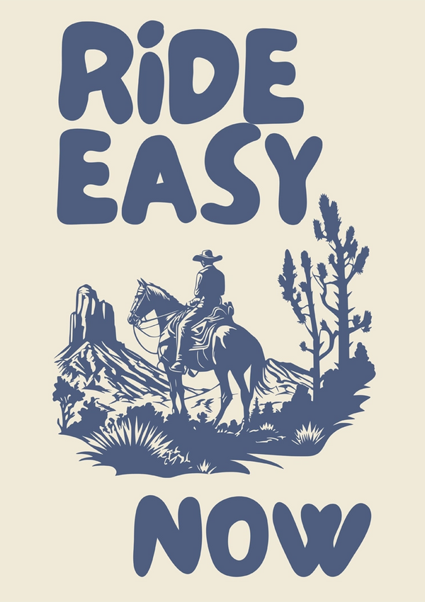 De afbeelding toont een gestileerde afbeelding van een cowboy Ride Easy Now Schilderij op een paard in een woestijnlandschap, met de woorden "Ride Easy Now" weergegeven in vetgedrukte blauwe letters erboven. Merknaam: CollageDepot.