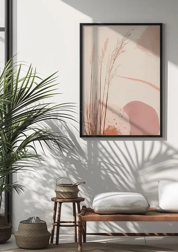 In een zonovergoten kamer hangt een Abstract Planten Schilderij van CollageDepot met neutrale en roze tinten, hangend aan een witte muur als elegante wanddecoratie. Daaronder staat een houten bank met twee kussens, en aan de zijkant werpt een hoge groene plant schaduwen op de muur.,Zwart