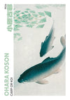 Een vintage kunstafdruk uit 1926 van Ohara Koson toont twee karpers of koi die dichtbij het wateroppervlak zwemmen. Lotusbladeren zweven erboven. Aan de linkerkant zijn de naam en het jaartal van de kunstenaar verticaal geschreven, vergezeld van de tekst "aaa 003 - japans" van CollageDepot.-