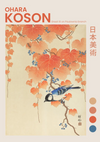 Een print van CollageDepot met de titel "aaa 009 - japans" toont een koolmeesvogel, gelegen te midden van levendig oranje en rood gebladerte met trossen blauwe bessen. De achtergrond is licht en aan de rechterkant staan Japanse karakters.-