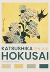 Op een poster staat een schilderij van Katsushika Hokusai. Het kunstwerk toont witte hortensiabloemen met groene bladeren en een zwarte zwaluw tegen een gele achtergrond. De onderstaande tekst luidt "CollageDepot - aaa 011 - japans" met kleurstalen eronder.-