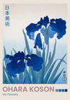 Deze afbeelding is een afdruk van aaa 012 - Japans door CollageDepot. De bloemen zijn afgebeeld met gedetailleerde bloemblaadjes en lange groene bladeren, tegen een lichte achtergrond. Aan de linkerkant staat Japanse tekst en rechtsonder de handtekening van de kunstenaar. De titel "Iris Flowers" en de naam "Ohara Koson" staan onderaan in het Engels.-
