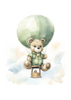 Illustratie van een teddybeer die een groen vest draagt, zittend in een mand die aan een grote groene ballon hangt. De beer en de mand zweven tussen lichte, donzige wolken op een witte achtergrond. Product: dcc 023 - kids van CollageDepot.-