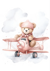 Een CollageDepot dcc 022 - kinderaquarelillustratie van een teddybeer met een roze muts en sjaal, zittend in de cockpit van een roze vintage tweedekker. De achtergrond is voorzien van lichte, pluizige wolken.-