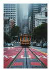 Een CollageDepot baa 034 - landen en steden rijdt door een steile straat in San Francisco met zichtbare roodgeverfde rails. Gebouwen omzomen de mistige straat die overgaat in de mistige achtergrond.-