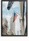 Foto van het Empire State Building genomen vanaf straatniveau, met een Amerikaanse vlag op de voorgrond. De lucht is gedeeltelijk bewolkt en er zijn verschillende andere gebouwen zichtbaar rond de iconische wolkenkrabber van New York City: een perfect New York City Schilderij van CollageDepot voor liefhebbers van stedelijke landschappen.,Zwart-Zonder,Lichtbruin-Zonder,showOne,Zonder