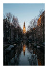 Een serene gracht in Amsterdam wordt aan beide zijden geflankeerd door bomen en gebouwen. Aan het einde van het kanaal is een kerk met een hoge, verlichte toren zichtbaar. Boten liggen afgemeerd langs de grachten en het water weerspiegelt de skyline als een levend schilderij - perfect voor elke wanddecoratie met een magnetisch ophangsysteem met behulp van CollageDepot's Gracht In Amsterdam Schilderij.-