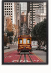Een klassieke kabelbaan uit San Francisco, gemarkeerd met "Powell & Hyde Sts", rijdt door een steile straat in de stad. De weg is omzoomd met hoge gebouwen en bomen. Door de smalle gang van wolkenkrabbers is de iconische Bay Bridge op de achtergrond te zien, perfect voor een Tram Onderweg Schilderij of wanddecoratie van CollageDepot met een magnetisch ophangsysteem.,Zwart-Zonder,Lichtbruin-Zonder,showOne,Zonder