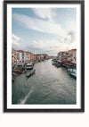 Een ingelijste foto van een kanaal in Venetië, Italië, met het iconische Canal Grande. Gondels en boten drijven op het water, met aan weerszijden historische gebouwen. De lucht is gedeeltelijk bewolkt en werpt een zacht licht dat dit prachtige Canal Grande Schilderij van CollageDepot versterkt.,Zwart-Met,Lichtbruin-Met,showOne,Met