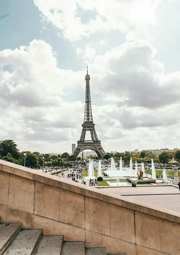 Een schilderachtig uitzicht op de Eiffeltoren vanuit Trocadero, met waterfonteinen op de voorgrond en de omliggende tuinen, met een bewolkte hemel boven de baa 051 - landen en steden van CollageDepot.-
