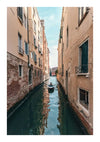 Een smal kanaal in Venetië, Italië, geflankeerd door hoge, verweerde gebouwen. Onder een strakblauwe hemel glijdt een bootje met een persoon aan boord door het kanaal. Het water weerspiegelt de omliggende gebouwen en de boot, waardoor een scène ontstaat die doet denken aan een voortreffelijk Schilderij van Kanaal Venetië van CollageDepot – ideaal voor elke wanddecoratie.-