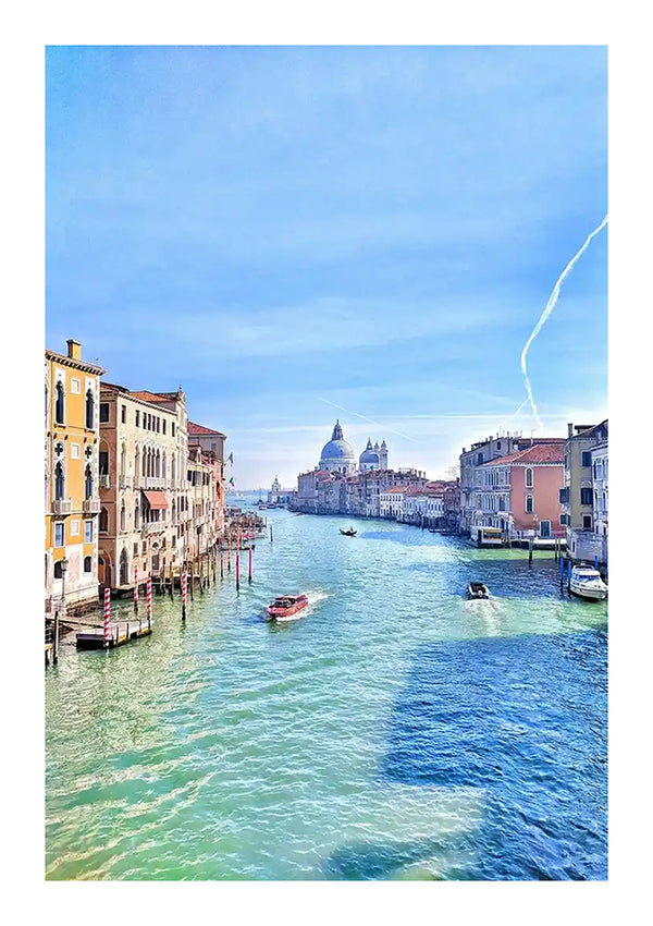 Uitzicht op het Canal Grande in Venetië onder een helderblauwe hemel, met aan weerszijden historische kleurrijke gebouwen en verschillende boten op het water, met in de verte uitzicht op de basiliek Santa Maria della Salute vanaf baa 064 - landen en steden van CollageDepot.-