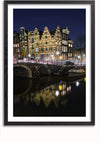 Een Nachtzicht Amsterdam Schilderij van CollageDepot toont een nachtzicht op de Amsterdamse gracht. Traditionele Nederlandse gebouwen met puntdaken, verlicht en reflecterend in het kalme water beneden, dienen als betoverende wanddecoratie. Op de voorgrond zijn een geparkeerde boot en een brug met verlichting zichtbaar, wat de charme van de stad benadrukt.,Zwart-Met,Lichtbruin-Met,showOne,Met