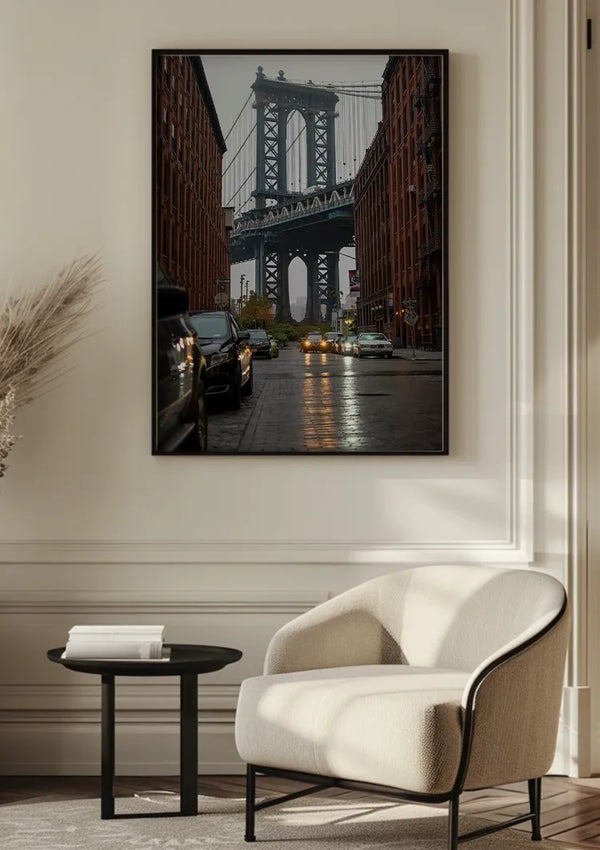 Een lichte, traditioneel ingerichte kamer met een beige fauteuil en een rond zwart bijzettafeltje met een boek. Aan de muur achter de stoel hangt een ingelijst Manhattan Bridge View-schilderij van CollageDepot.,Zwart