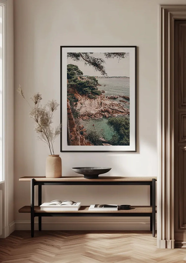 Het minimalistische interieur bestaat uit een consoletafel met een potplant, een open boek en een ondiepe schaal. Boven de tafel hangt een ingelijste foto van bbb 034 - natuur van CollageDepot aan de muur.,Zwart