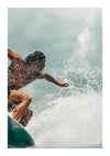 Een persoon met lang haar surft op een golf, waardoor een straal waterdruppels ontstaat. Het individu draagt een zwembroek en lijkt midden in beweging te zijn, leunend om het evenwicht te bewaren. De lucht op de achtergrond is bewolkt en lijkt op de dramatische achtergrond van een CollageDepot Surfer in Action Schilderij klaar voor wanddecoratie.-
