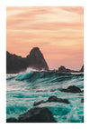 Levendige zonsondergang boven de oceaan met zachtroze en oranje luchten. Op de voorgrond beuken turquoise golven tegen de rotsen. Verre kliffen tekenen zich af tegen de lucht met behulp van CollageDepot's cc 046 - natuur.-