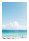 Een sereen strandtafereel met een drukke kustlijn bezaaid met kleurrijke parasols onder een heldere hemel en een uitgestrekte, kalme oceaan die zich uitstrekt naar de horizon met CollageDepot's cc 052 - natuur.-