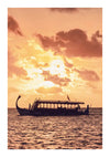 Een CollageDepot cc 059 - natuur houten boot met een gebogen boeg drijft bij zonsondergang op de oceaan, afgetekend tegen een levendige oranje lucht. Op de boot, die aan het uiteinde een vlag heeft, zijn twee mensen zichtbaar.-