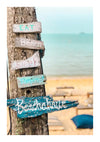 Handgemaakte borden op een houten paal bij een strand, met de woorden "EAT", "Beach", "Sleep" en "Beerhouse", geschilderd in rustieke stijl, met uitzicht op een zandstrand met oceaan op de achtergrond.cc 064 - natuur door CollageDepot-