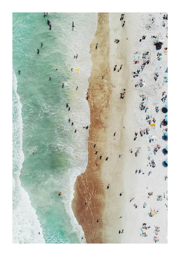 Luchtfoto van een strand gescheiden door een smalle strook zand, geflankeerd door turkoois en zandkleurig ondiep water, met talloze mensen en parasols verspreid langs de kust. Deze afbeelding is gemaakt met behulp van cc 066 - natuur door CollageDepot.