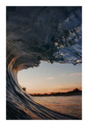 Een close-upfoto van een krullende oceaangolf, vastgelegd vanuit de binnenkant van het vat, met gedetailleerde texturen en kleuren, met een wazige zonsondergang op de achtergrond met de cc 069 - natuur van CollageDepot.-