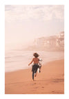 Een vrouw rent met haar hond langs een mistig strand; beide zien er vrolijk uit. De ochtendnevel verzacht het tafereel en gebouwen staan vaag op de achtergrond. Ze draagt de outfit cc 080 - natuur van CollageDepot.-