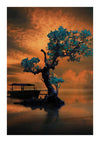 Een silhouet van een knoestige boom met levendige blauwe bladeren staat op een klein eiland bij zonsondergang, met een gloeiende oranje lucht en reflecties in het kalme water. Links is een eenvoudige houten pier zichtbaar. - CollageDepot's cc103 - natuur-