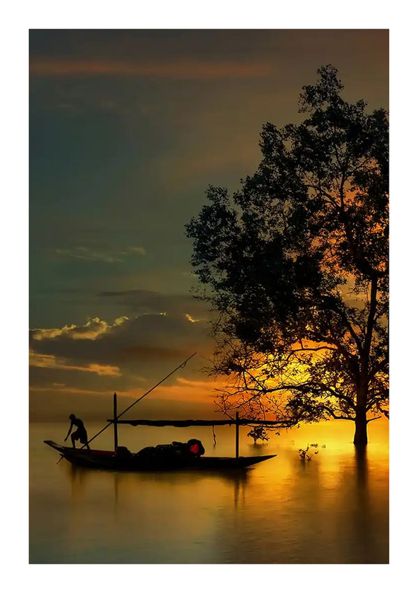 Een silhouet van een persoon die bij zonsondergang op een boot staat, met een levendig oranje lucht en donkere boomcontouren die reflecteren op kalm water, met de cc 107 - natuur van CollageDepot.-