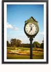Een ingelijste foto toont een Royal Rolex Schilderij van CollageDepot, staande op een golfbaan in Pinehurst. De klok, voorzien van Romeinse cijfers, is gemonteerd op een groene paal met bovenaan de inscriptie "Pinehurst". Deze elegante wanddecoratie vangt bomen en het weelderige groen van de golfbaan op de achtergrond.,Zwart-Met,Lichtbruin-Met,showOne,Met