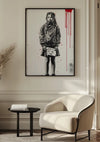 Een ingelijst Meisje met Bord-schilderij van CollageDepot hangt aan een muur boven een witte fauteuil en een zwart bijzettafeltje. Het kunstwerk, met een meisje dat een bord vasthoudt met de tekst "Welkom in mijn leven" terwijl rode verf uit de rechterbovenhoek druipt, is beveiligd met een magnetisch ophangsysteem voor gemakkelijke plaatsing.,Zwart