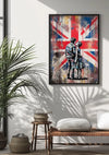 Aan de muur wordt een ingelijst Art Of UK-schilderij van CollageDepot getoond met twee individuen die voor een Union Jack-vlag staan. In de kamer staat een bank met een kussen en daaronder geweven manden. Naast het bankje staat een potplant, die schaduwen op de muur werpt, wat de wanddecoratie nog meer benadrukt.,Zwart
