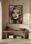 Een minimalistische kamer met een lichthouten consoletafel met twee houten schalen, boeken en een kleine vaas met een takje. Een kleurrijk Marilyn Monroe schilderij van CollageDepot hangt aan de beige muur boven de consoletafel met behulp van een magnetisch ophangsysteem voor eenvoudige en elegante wanddecoratie.
