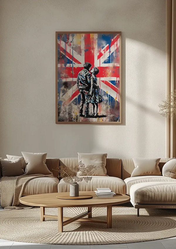 Een moderne woonkamer is voorzien van een groot Art Of UK-schilderij van twee mensen die samen voor een Union Jack-vlag staan. De kamer is voorzien van een beige bank met kussens, een ronde houten salontafel en een kleine vaas met takken. Het kunstwerk wordt met behulp van een innovatief CollageDepot magnetisch ophangsysteem op de crèmekleurige wanden bevestigd.,Lichtbruin